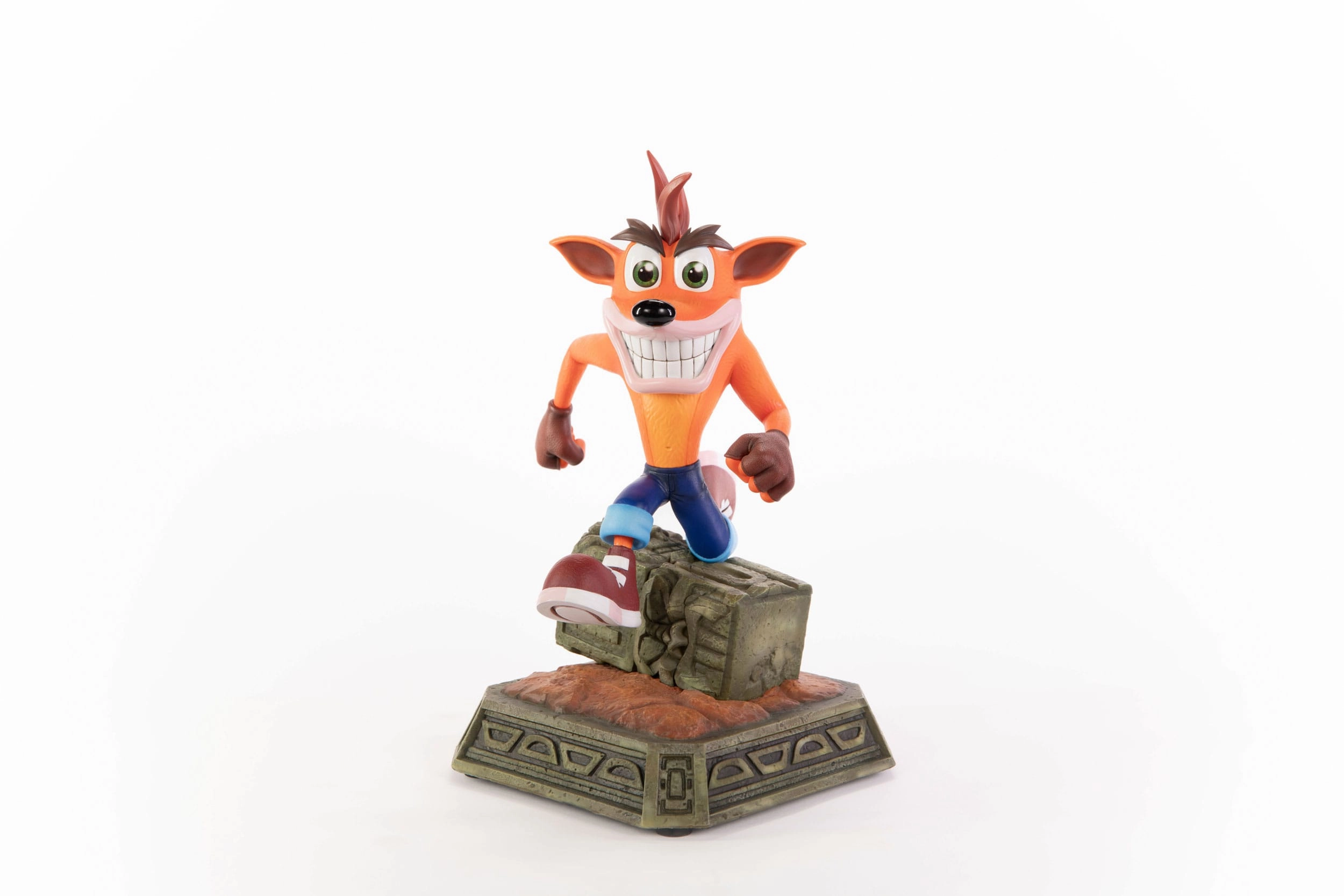 First 4 Figures Crash Bandicoot Classic - Crash Bandicoot - Collectible Statue Video Game Adaptation Robot Article
